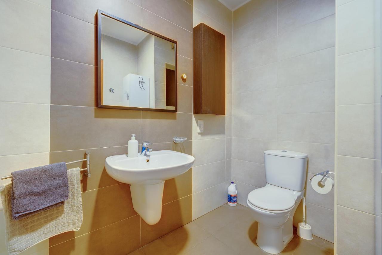 Luxury With Balcony, Area *