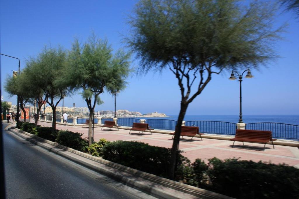 Luxury With Balcony, Area Apartment *